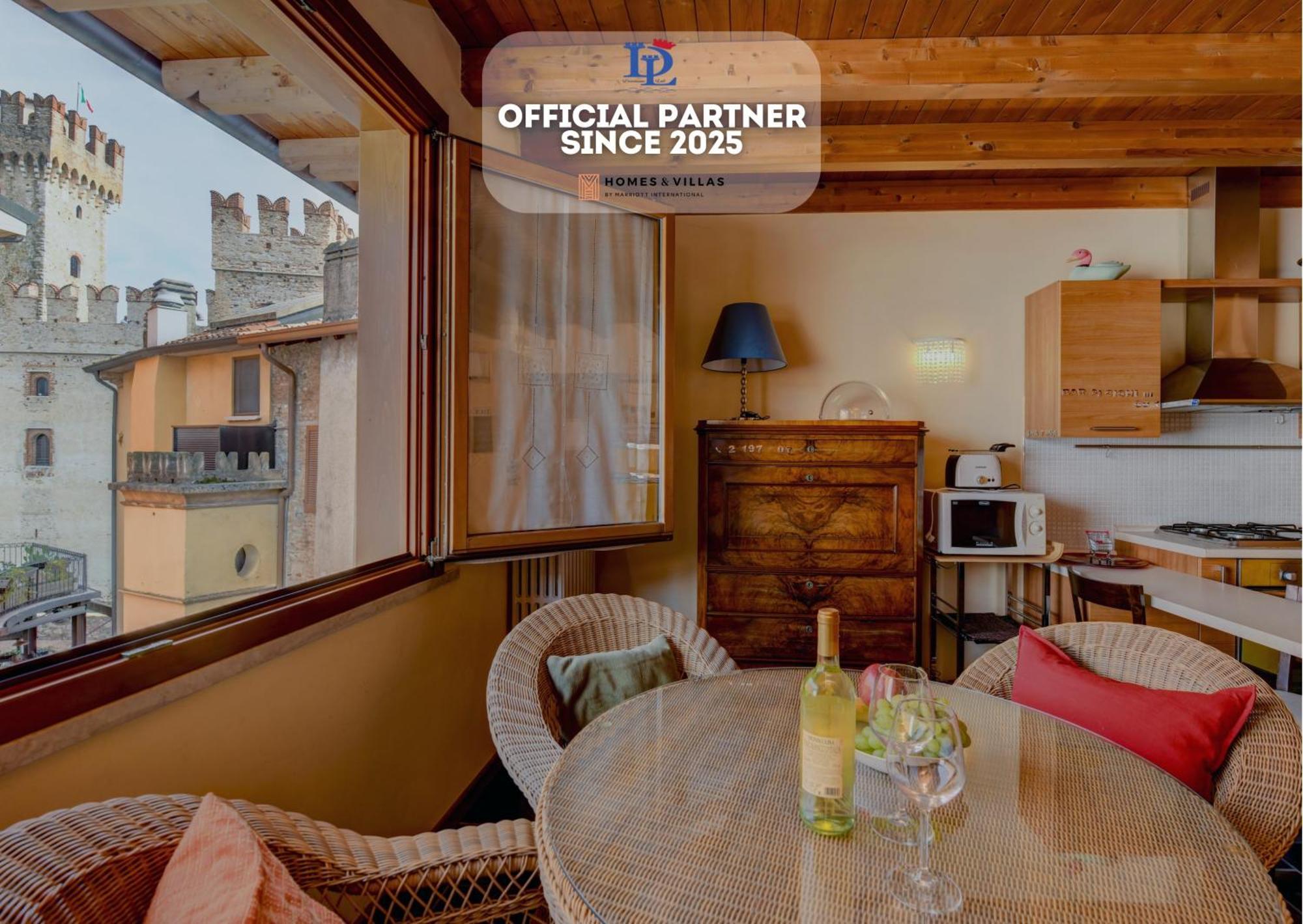 Desenzanoloft Official Partner Marriott Homes & Villas -Penthouse Never Say Never Sirmione Castle View Exteriör bild