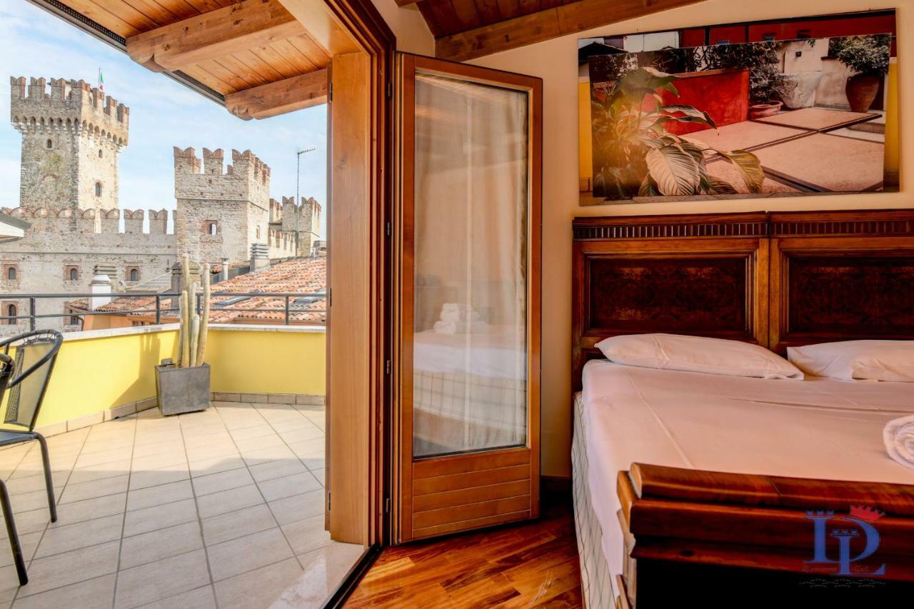 Desenzanoloft Official Partner Marriott Homes & Villas -Penthouse Never Say Never Sirmione Castle View Exteriör bild