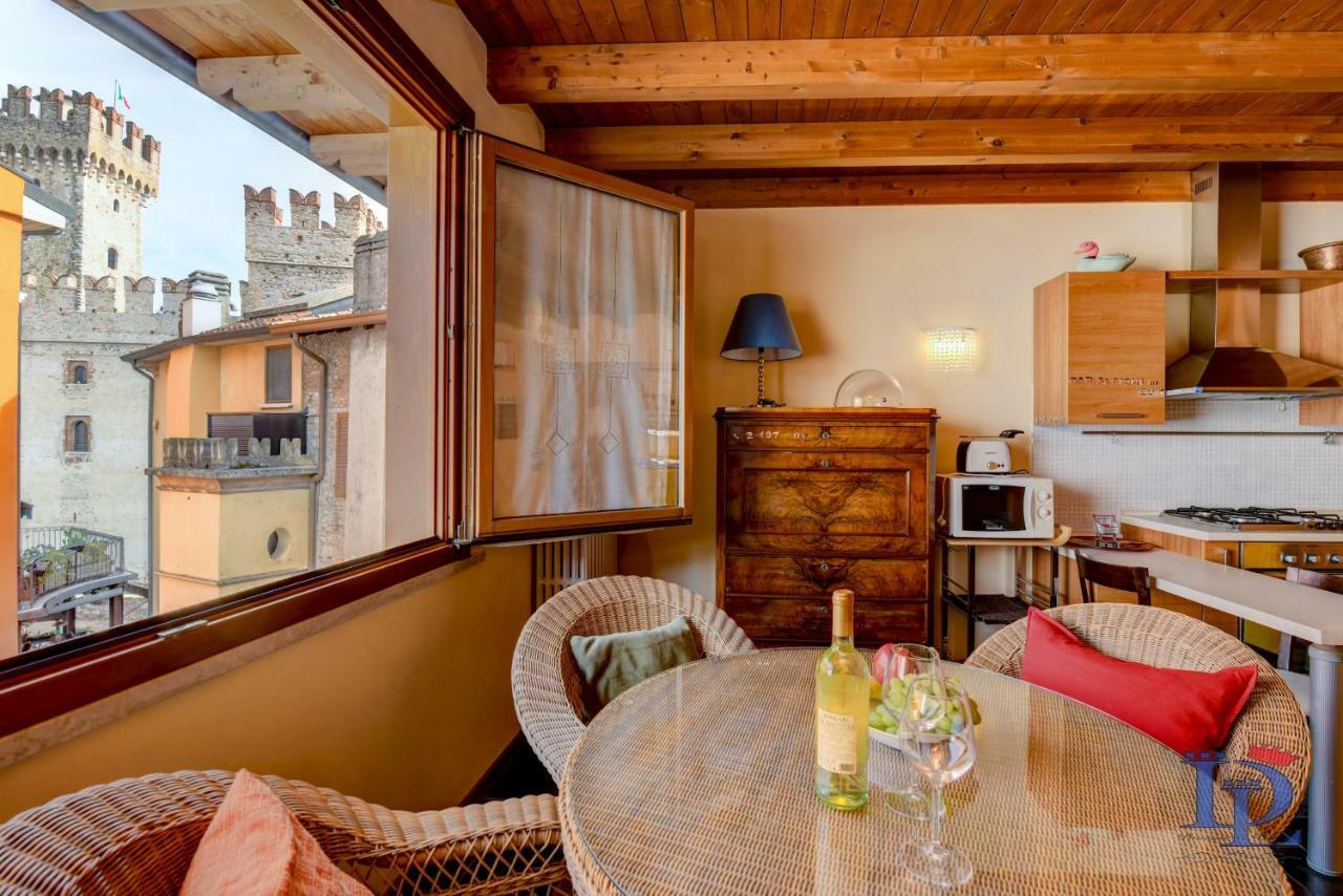 Desenzanoloft Official Partner Marriott Homes & Villas -Penthouse Never Say Never Sirmione Castle View Exteriör bild
